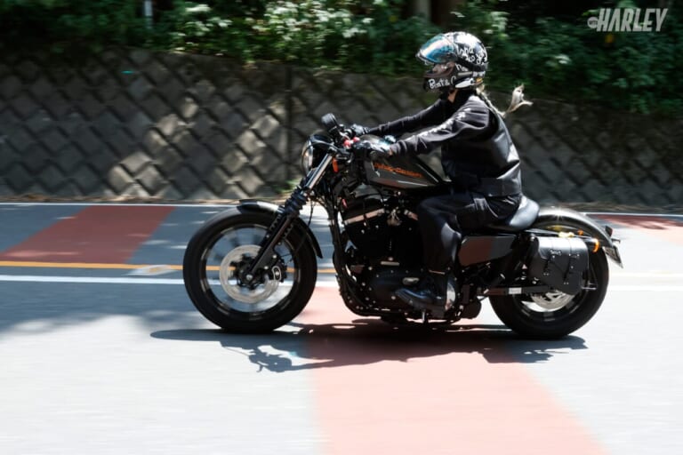 バイク王｜山賊ライダーズ｜朝山すず｜走行｜[山族ライダー・朝山すず] こだわりのハーレーカスタム完成。“スタイル最高!”なアイアンを宮ヶ瀬で満喫