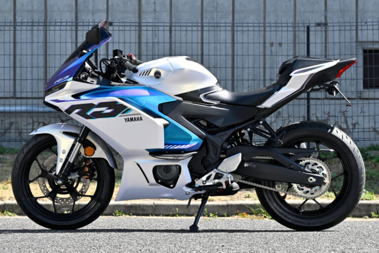ヤマハ｜YZF-R3｜大阪モーターサイクルショー展示モデル｜見る角度で色味が変わる!! 新型ヤマハ「YZF-R3」偏光塗料の“マットパールホワイト”がカッコイイ！【大阪MCショー】