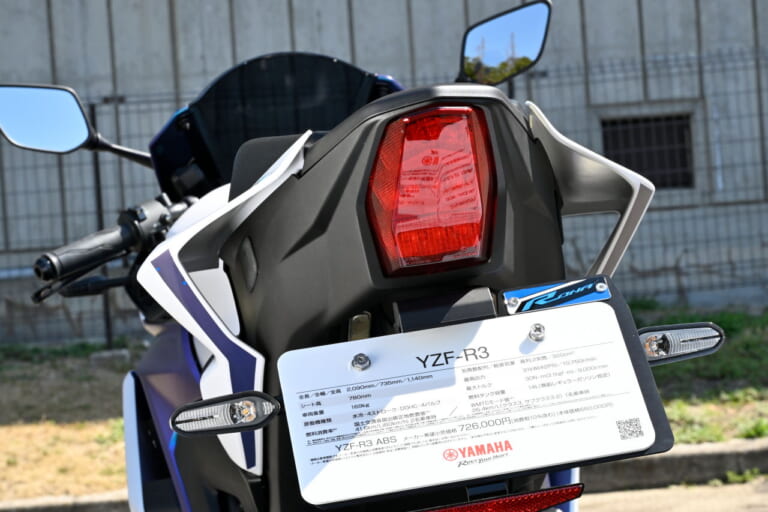 ヤマハ｜YZF-R3｜大阪モーターサイクルショー展示モデル｜見る角度で色味が変わる!! 新型ヤマハ「YZF-R3」偏光塗料の“マットパールホワイト”がカッコイイ！【大阪MCショー】