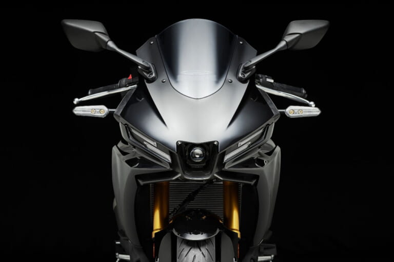ヤマハ｜YZF-R25｜2025年モデル｜見る角度で色味が変わる!! 新型ヤマハ「YZF-R3」偏光塗料の“マットパールホワイト”がカッコイイ！【大阪MCショー】