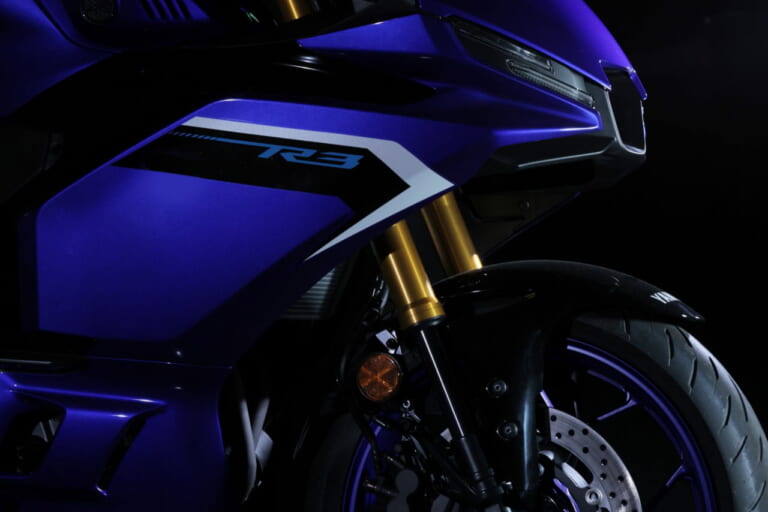 ヤマハ｜YZF-R25｜2025年モデル｜見る角度で色味が変わる!! 新型ヤマハ「YZF-R3」偏光塗料の“マットパールホワイト”がカッコイイ！【大阪MCショー】