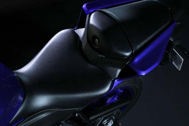 ヤマハ｜YZF-R25｜2025年モデル｜見る角度で色味が変わる!! 新型ヤマハ「YZF-R3」偏光塗料の“マットパールホワイト”がカッコイイ！【大阪MCショー】