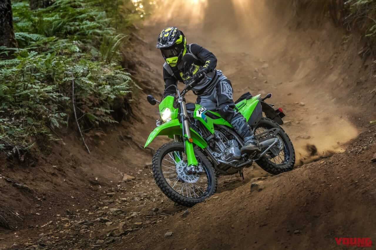｜カワサキ「KLX300/SM」2026年モデル登場！ パワフルな水冷292cc単気筒の“闘う4スト”に新色【北米】